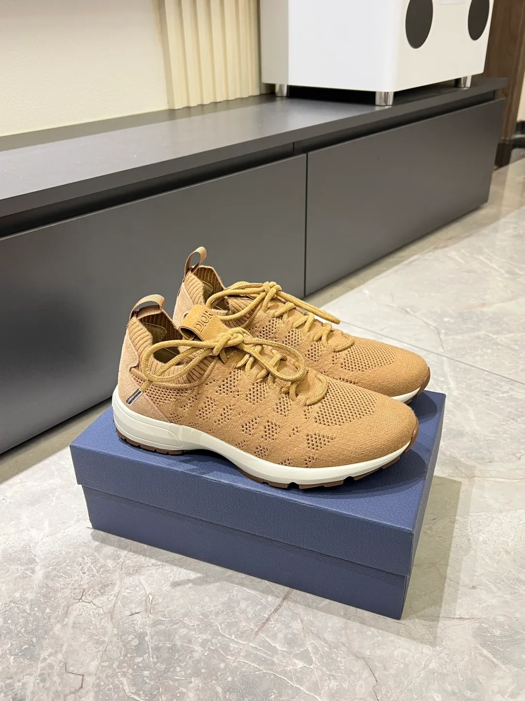 p380 Dior B80 sneakers are a new product of Dior men's series, focusing on comfort and fashion. The upper is made of breathable mesh + fabric splicing, which is lightweight and fits the shape of the foot, making it super comfortable for daily wear. The sole is made of rubber, which has great grip and wear resistance, and is suitable for commuting or light sports. The overall style is simple, the gray tone is versatile, and the shoelaces are adjustable for a more stable fit. Designed by Kim Jones, it is both practical and trendy. It is one of the new hot items in early spring①. size: 38-45 (45 customized)
